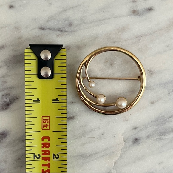 Vintage Monet Gold Tone Circle Pin Brooch with Faux Pearls - Picture 3 of 4